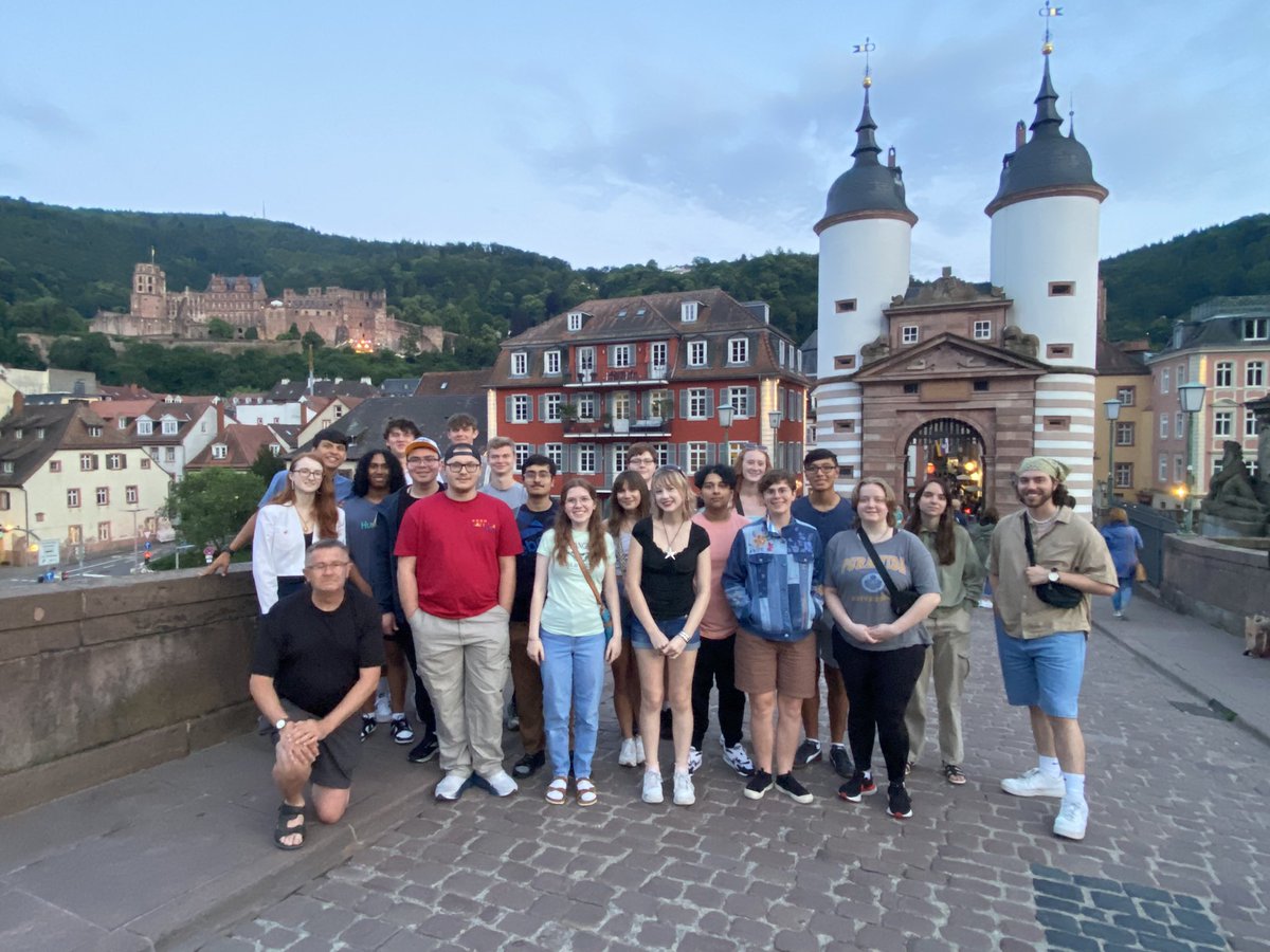 HerrMathias's tweet image. Arrived for our first day in Heidelberg! Such a beautiful old town. Delicious food and wonderful sights. FHS students are ready to sleep off this jet lag and explore more tomorrow!! @gappexchanges @UrbanJason #wanderlust