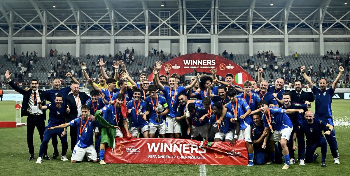 andreaabodi's tweet photo. Che belli i 17 anni, ancor più belli se indossi la Maglia Azzurra con lo scudetto dell’Italia sul cuore, meravigliosi se vinci per la prima volta l’Europeo !! Che belli il sorriso, la gioia, la spensieratezza di questi bravi ragazzi, di mister Favo, del capo delegazione Corti e di tutto il team tricolore !! Questa è la nostra primavera, ben prima dei 20 !! … cerchiamo di non farla “appassire” strada facendo 🇮🇹