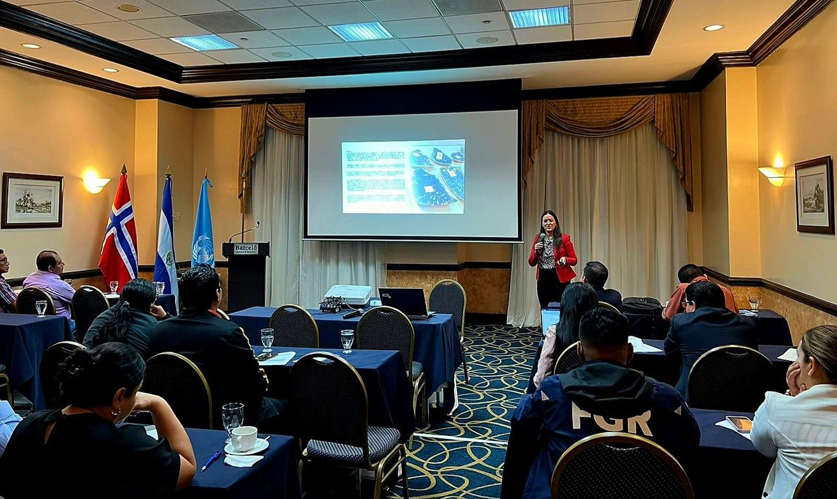UNODC_ROPAN's tweet photo. #ElSalvador 🇸🇻 | En el #DíaMundialDelMedioAmbiente 🌍@UN__Cyber, junto a @unep_espanol, #ROAVIS y al Grupo de Delitos Ambientales de @PNCSV capacita a fiscales e investigadores en lucha contra delitos ambientales facilitados por las TIC💻🦜
🇳🇴🤝🇺🇳 https://t.co/IVgyG2jD5z