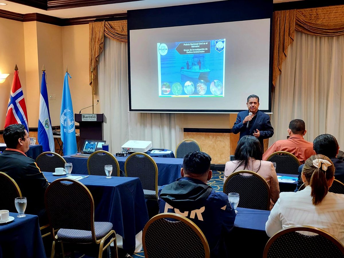 UNODC_ROPAN's tweet photo. #ElSalvador 🇸🇻 | En el #DíaMundialDelMedioAmbiente 🌍@UN__Cyber, junto a @unep_espanol, #ROAVIS y al Grupo de Delitos Ambientales de @PNCSV capacita a fiscales e investigadores en lucha contra delitos ambientales facilitados por las TIC💻🦜
🇳🇴🤝🇺🇳 https://t.co/IVgyG2jD5z