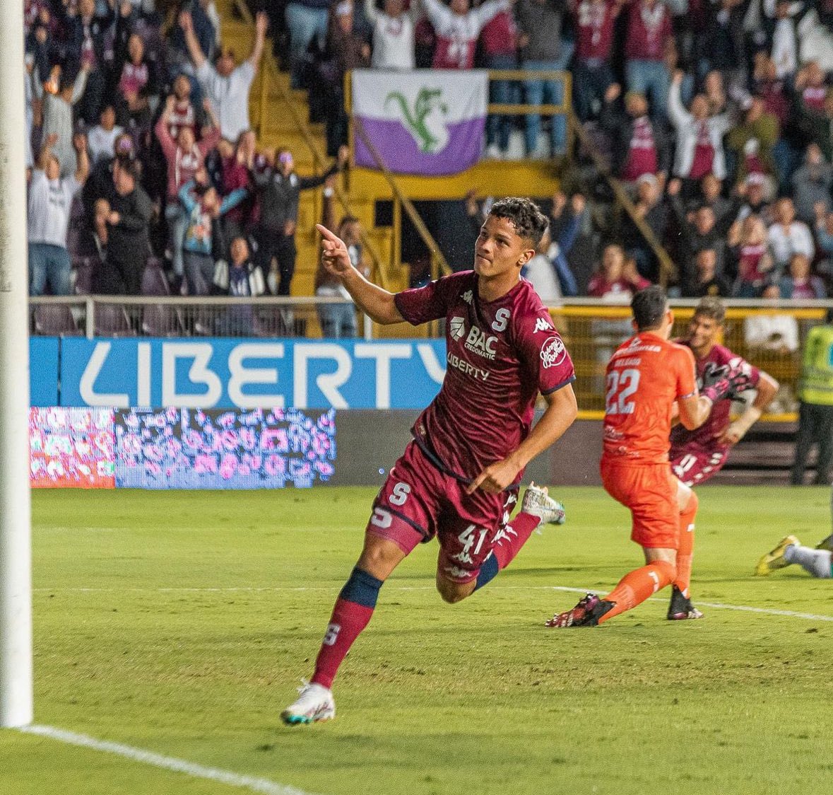 Warren Madrigal (19) 🇨🇷 
Deportivo Saprissa 🇨🇷
LM / CM
Costa Ricas next wonderkid after Manfred Ugalde? 80+ first team appearances for Saprissa with 18 goals and 8 assists. 1 goal for the national team too. Versatile forward with goal scoring and creating abilities.
💰: 325 000€