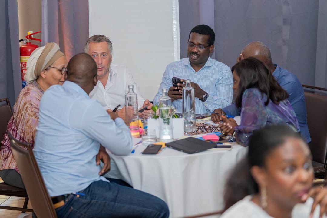jerome_henique's tweet photo. 3 amazing days spent with the entire @orangeafrica ExCo at our CEO seminar in 🇸🇳, reflecting on the virtuous circle of how to better deliver, share, anticipate and transform. 🚀Thank you all for joining and thank you @SekouKDrame for having us! https://t.co/lYK4pM4wv6