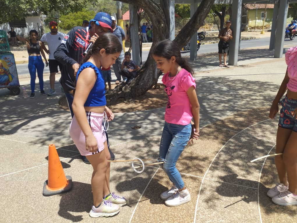 AlcaldiaGomezNE's tweet photo. El @iamjudego siguiendo instrucciones del alcalde @emiliorafael_ Velásquez realizó en la población de El Cercado, en el contexto de las festividades del Gran Poder de Dios, desarrolló los Juegos tradicionales, recreativos y pre deportivos, atendiendo a 80 niños aproximadamente. https://t.co/a3ovk1BzEC