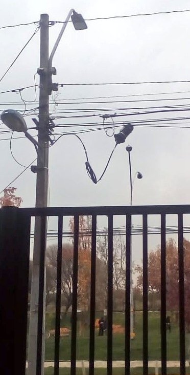 Mauricioand8's tweet photo. Mufa de Internet  colgando Frente al colegio semper altius María Angélica 3981 @clarochile_cl @AyudaMovistarCL @VTRChile https://t.co/fR70xF08qs
