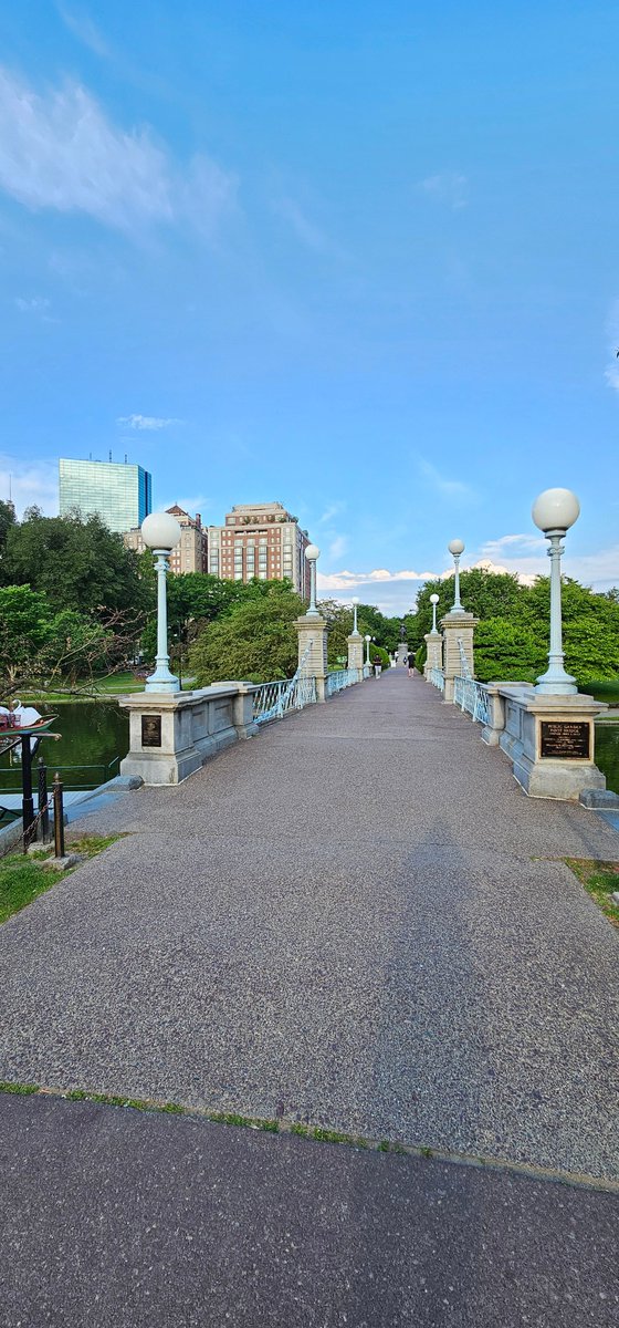 OnlyInBOS's tweet image. Every Boston resident lives within a ten-minute walk of a public park since 2018, the second major city in the United States, following San Francisco, to hit the milestone of ensuring all residents have a park within a 10-minute walk of home.