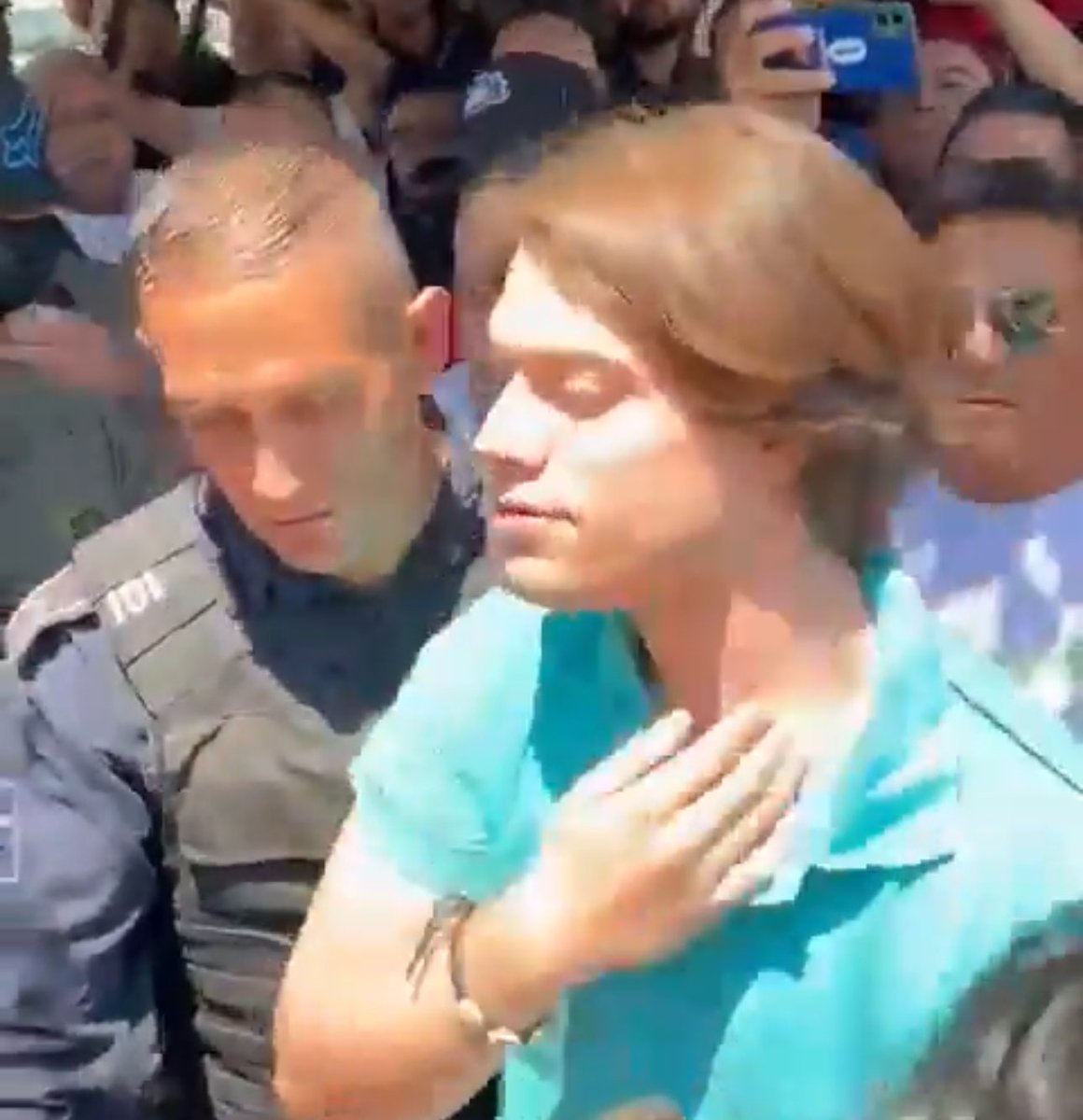 🚨ALERTA AYÚDAME A DIFUNDIR🚨

Este es el DELINCUENTE ELECTORAL que quería robarse los votos y después trató de escapar pero la gente lo evitó