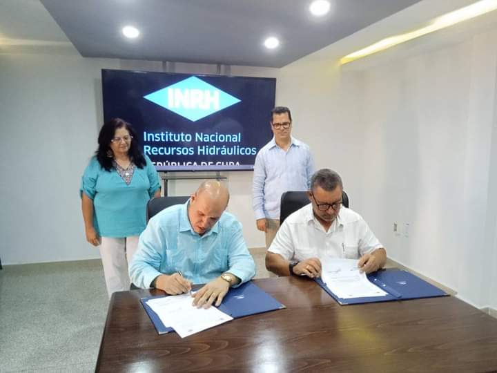 eaacav's tweet photo. 👉El Presidente del Instituto Nacional de Recursos Hidráulicos, Antonio Rodríguez Rodríguez  y Rudy Montero Mata, Presidente de la Fundación Climática Iris, Unidos por el Clima, firman un Convenio Marco de Cooperación para fortalecer la cooperación de ambas partes.
#EAACV
#Cuba https://t.co/72imE6Wy56