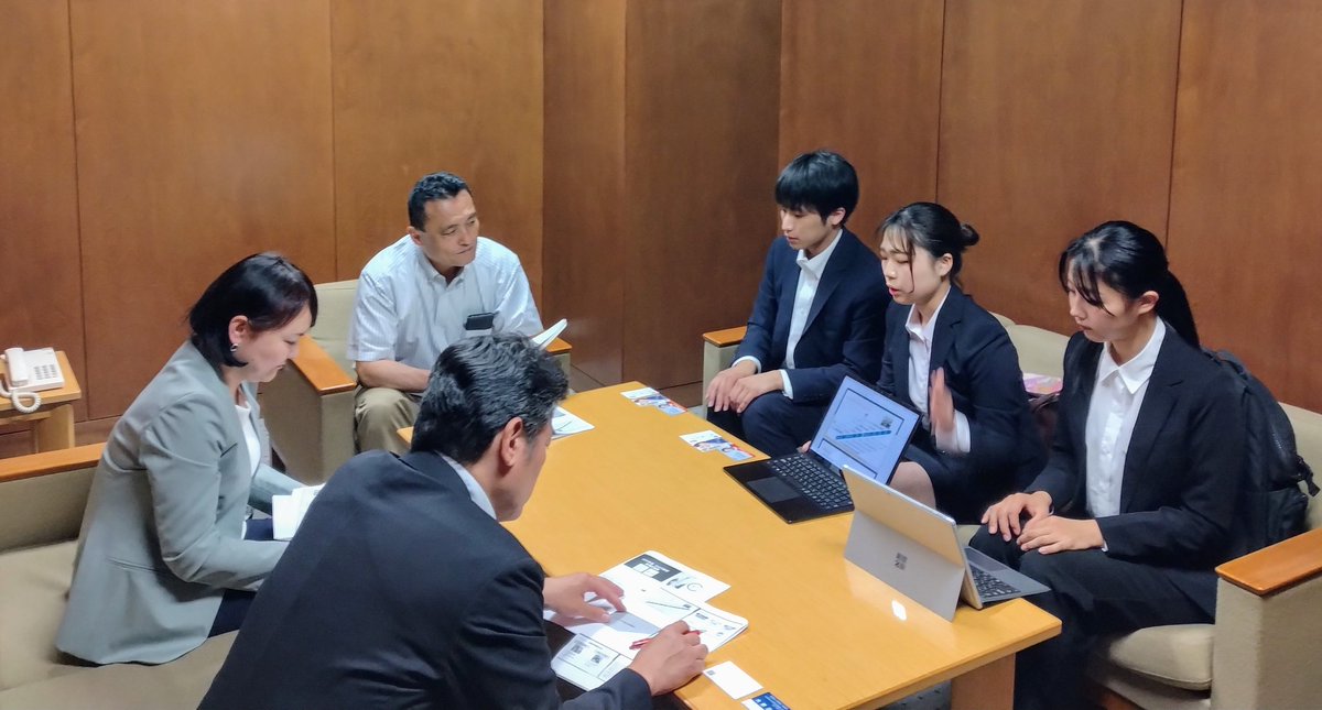kisamanooo1's tweet photo. 昨日は、大学生だけで運営のNPO法人 #BORDERFREE の皆さんと #新宿区議会 #立憲民主党・無所属クラブ の皆さんとの懇談をサポート。保護者の経済力や家庭環境等による #教育格差 是正 を理念に、安価でも質の高い教育機会提供をめざしたいという彼等のサポートを私が多摩市議時代に行ったことが縁。 https://t.co/5038nQSDSX