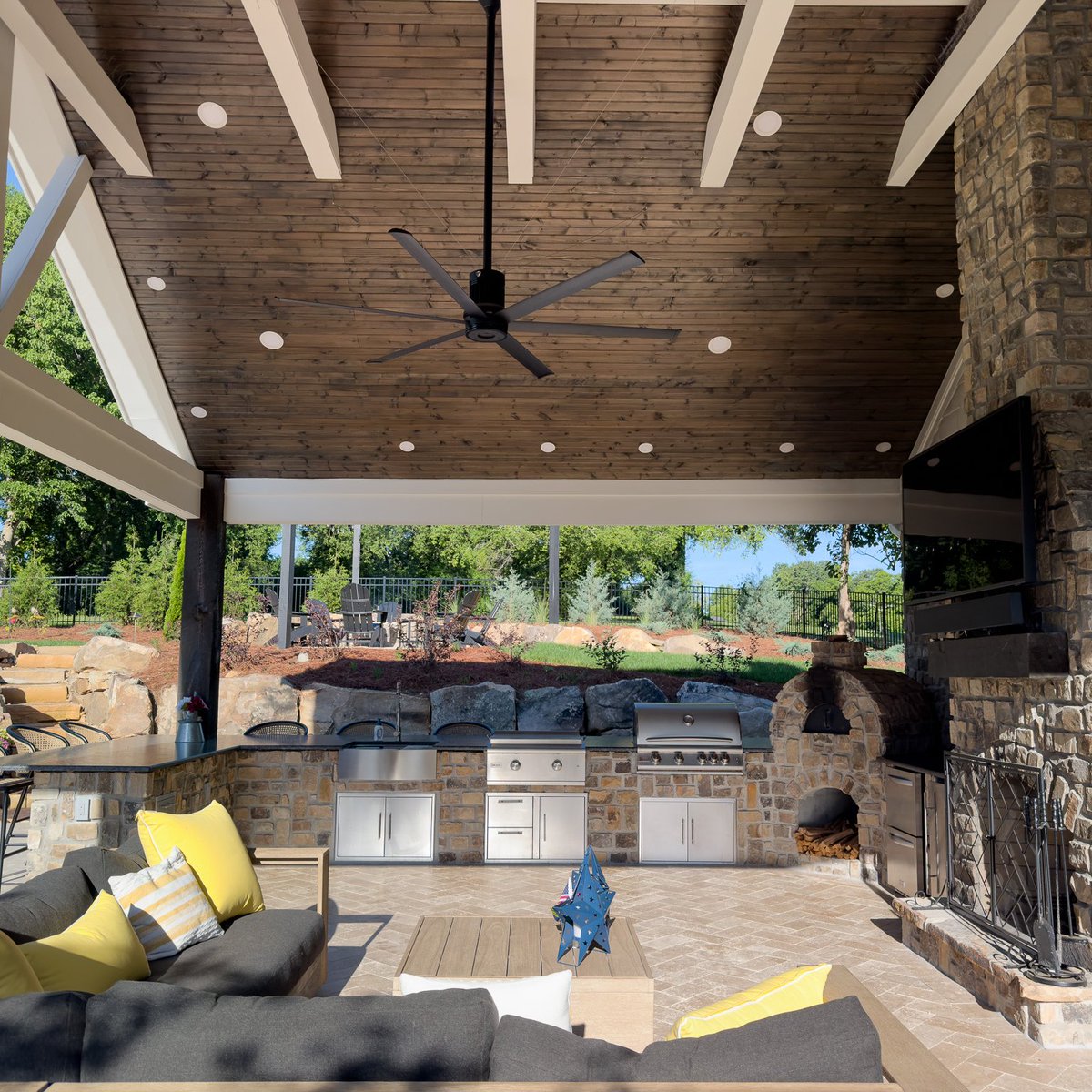 nativedesigntn's tweet image. Whether you&apos;re seeking peaceful solitude or hosting friends and family in style, let&apos;s craft a space that seamlessly transitions from serene relaxation to elegant entertaining.
#nativedesignandhardscape #createwithNative #relaxation #outdoorliving #LuxuryLiving #Tennessee