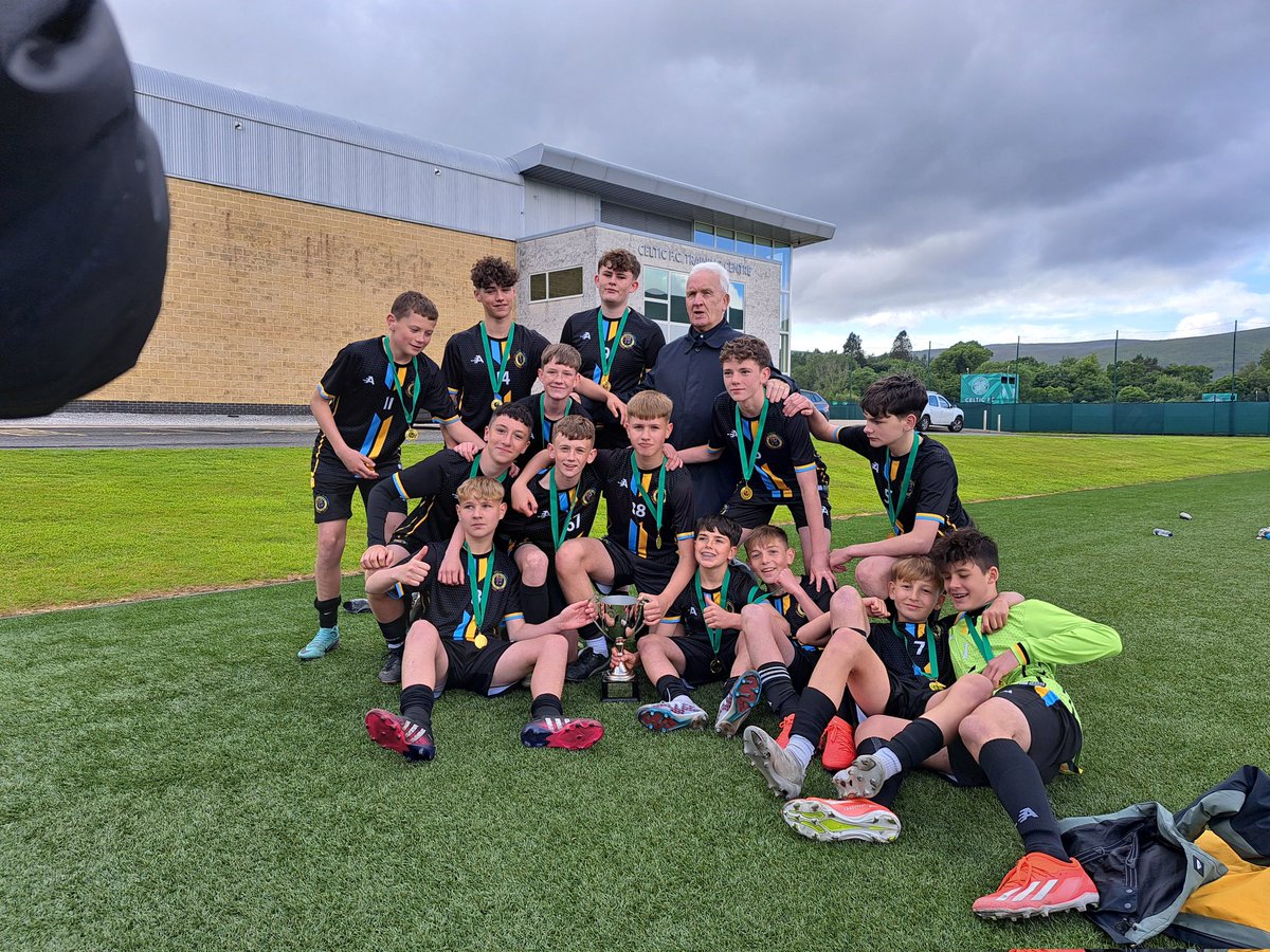 StMattPE's tweet photo. St. Matthew's U14's @GSFAfootball Lisbon Lions Trophy Champions! 🏆 

Semi Final vs @BannermanHigh 
0-0 (4-3 on pens)

Final vs @HyndlandSec 
1-0 ⚽️ Jamie Morrison

Well done everyone involved in a great event &amp; thanks to @CelticFC for hosting us at Lennoxtown.

Spam to follow... https://t.co/fHDYOYXmnv