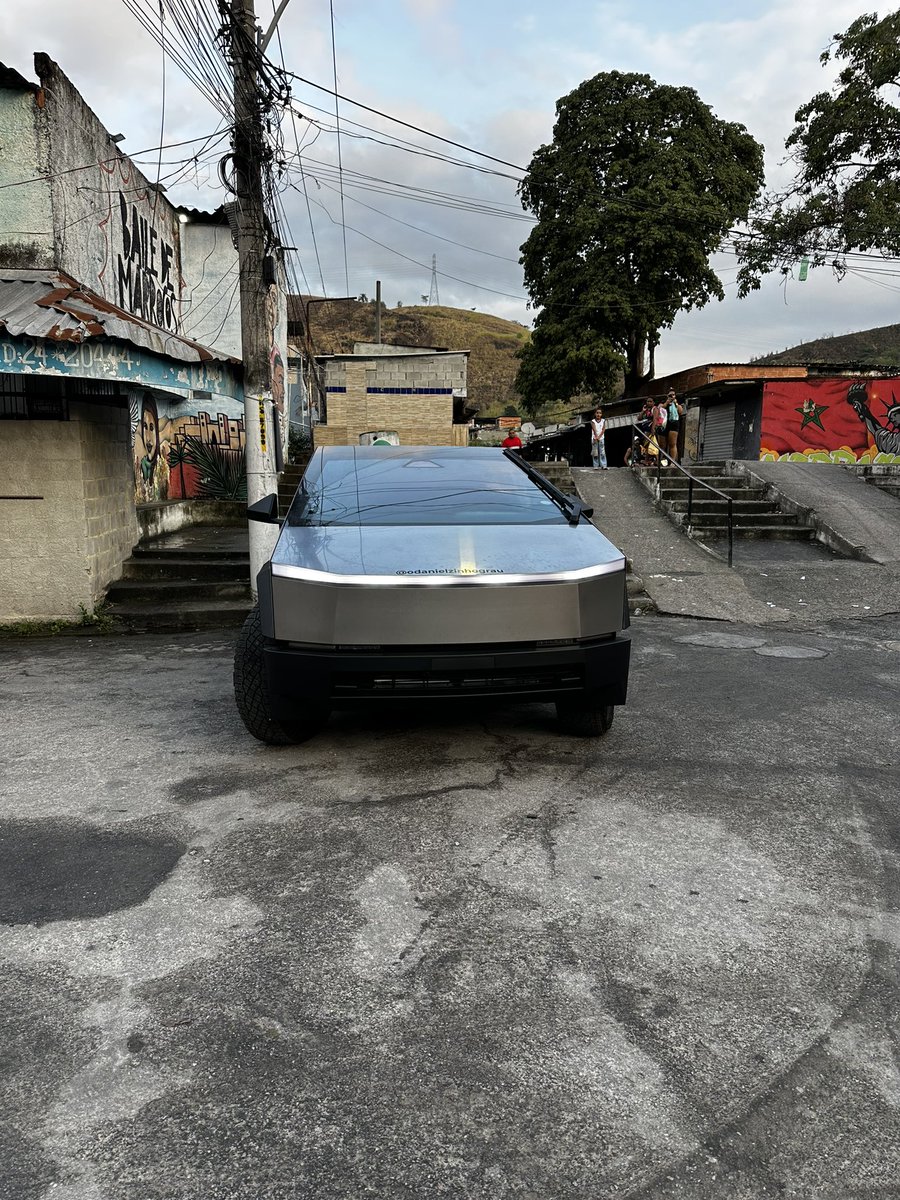 VOZdaVK1's tweet photo. Alooo @elonmusk adoramos seu CyberTruck https://t.co/qviKIaaqED