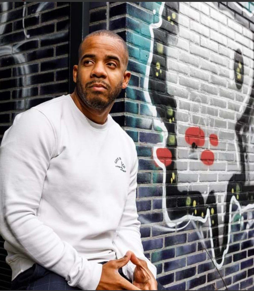 LituWillemijn's tweet image. Geboeid- terug naar de plantage. Dwight van van de Vijver
#muur
#driehoek