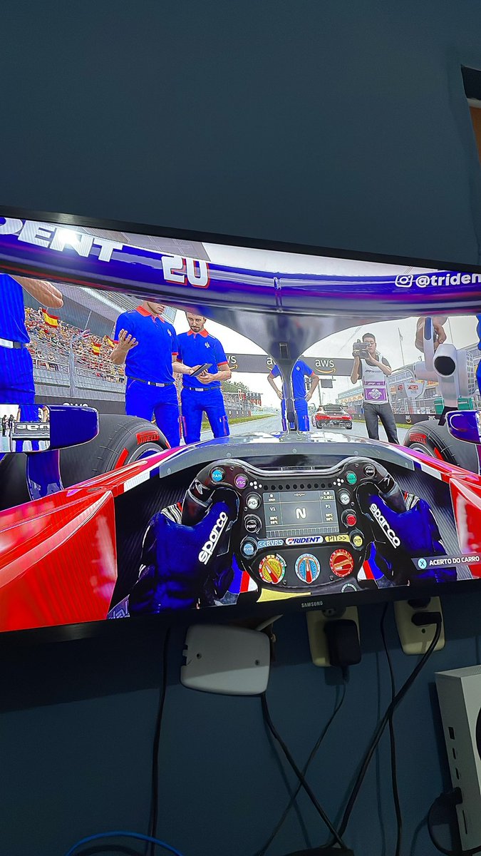 gui_txx's tweet photo. Do nada jogando f1 https://t.co/VWWBzNYheo