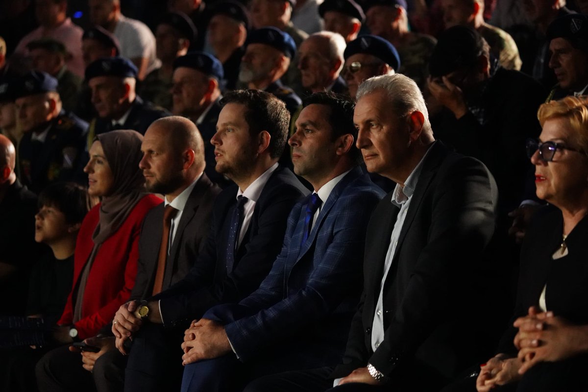 Održana svečana akademija manifestacije "Odbrana Bosne i Hercegovine - Igman 2024 – Od Dana nezavisnosti do Dana državnosti"
Više na linku: lnk.sk/vmru
#memorijalnicentarsarajevo
#MCS #kulturasjećanja