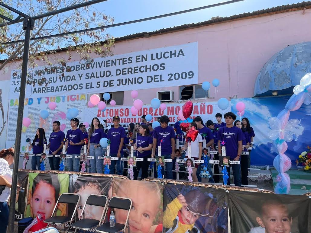 elalbertomedina's tweet photo. ¡Qué conmovedor y gran ejemplo de seguir adelante! 👏🏻

Les comparto en este hilo los testimonios de jóvenes sobrevivientes de la #GuarderíaABC en #Hermosillo, quienes 15 años después de la tragedia ahora buscan ser profesionistas para salvar a las personas, brindar apoyo a los animales y desempeñarse en vuelos. (1/4) 🧵

📸 @Francisco_SBJ/@ProyectoPuente