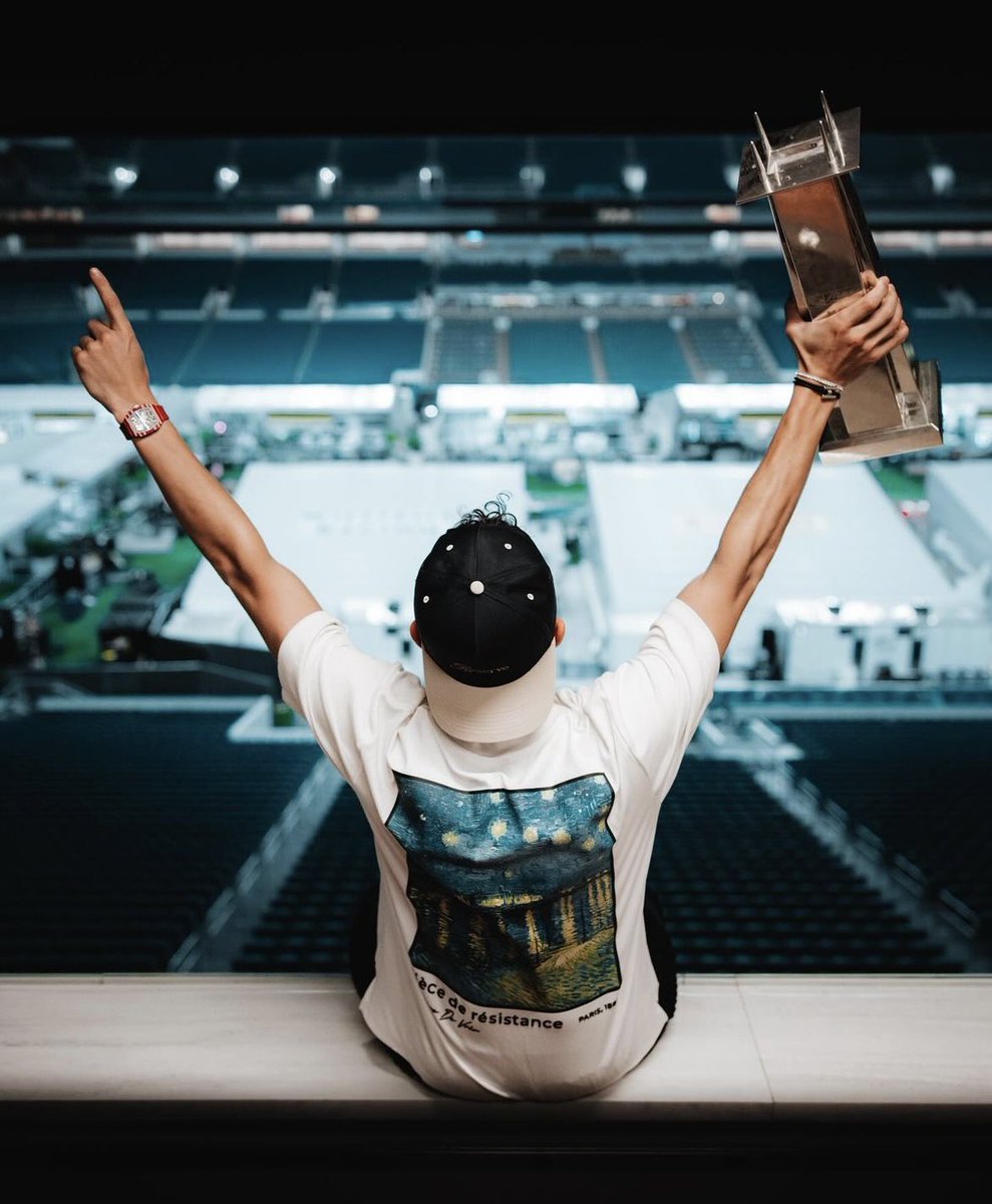 ash’s caption: “taken thousands and thousands of photos over the past 6 years but these ones are pretty special” STOP 😭