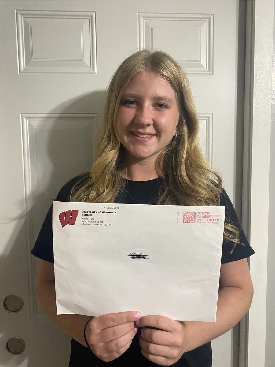 kaylee_o22's tweet photo. Thank you Coach Healy and @BadgerSoftball for the mail! Can’t wait for camp this summer. ❤️🤍@dzym6 https://t.co/2oH6GGfReN