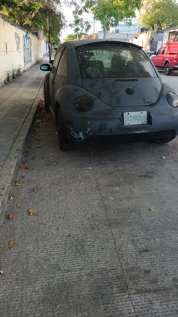 mgmc43's tweet photo. @TransitoBJ para reportar carros abandonados alrededor de cadetes de la patria de la región 101 entre Av r4 y r5 https://t.co/EqTsxK1sbe