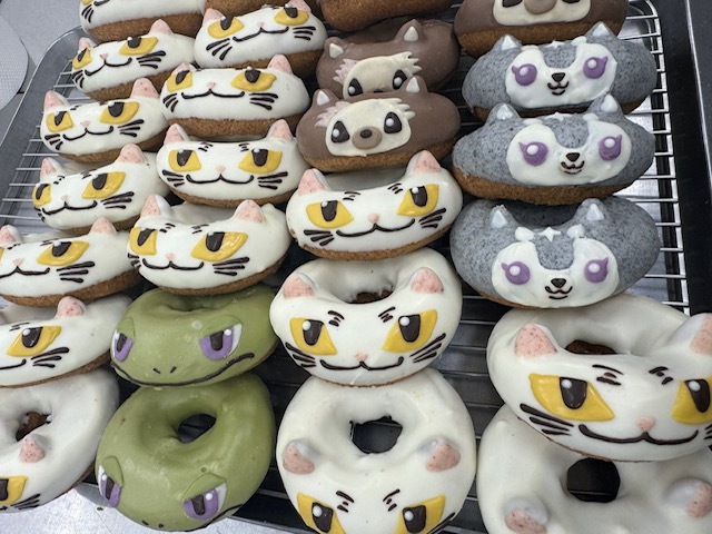 ARGONAVIS_info's tweet photo. ／
　📣コラボ情報
＼

6/1〜6/30までの期間
手作りドーナツ専門店
#フロレスタ 🍩
とのコラボが実施中♪ ✨

ぽんちゃんフレンズが前半、後半に分かれてドーナツになって登場‼️

是非、可愛くて美味しいぽんちゃんフレンズを手に入れてくださいね🐾

詳細はこちら👇
https://t.co/hQ9VES0hRa https://t.co/QPxepLhKXe