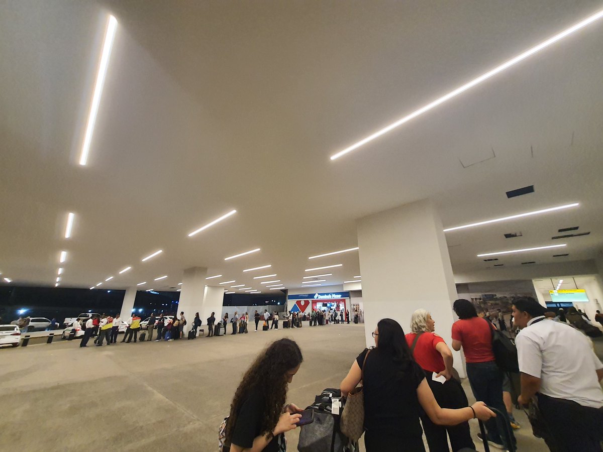 Mjcastelazo's tweet photo. Así se ve el monopolio de los taxis en el aeropuerto. Más de 30 minutos en la fila para poder acceder al transporte! 
Díganme si este es el servicio que merecemos los usuarios? https://t.co/GVvMROcI3k