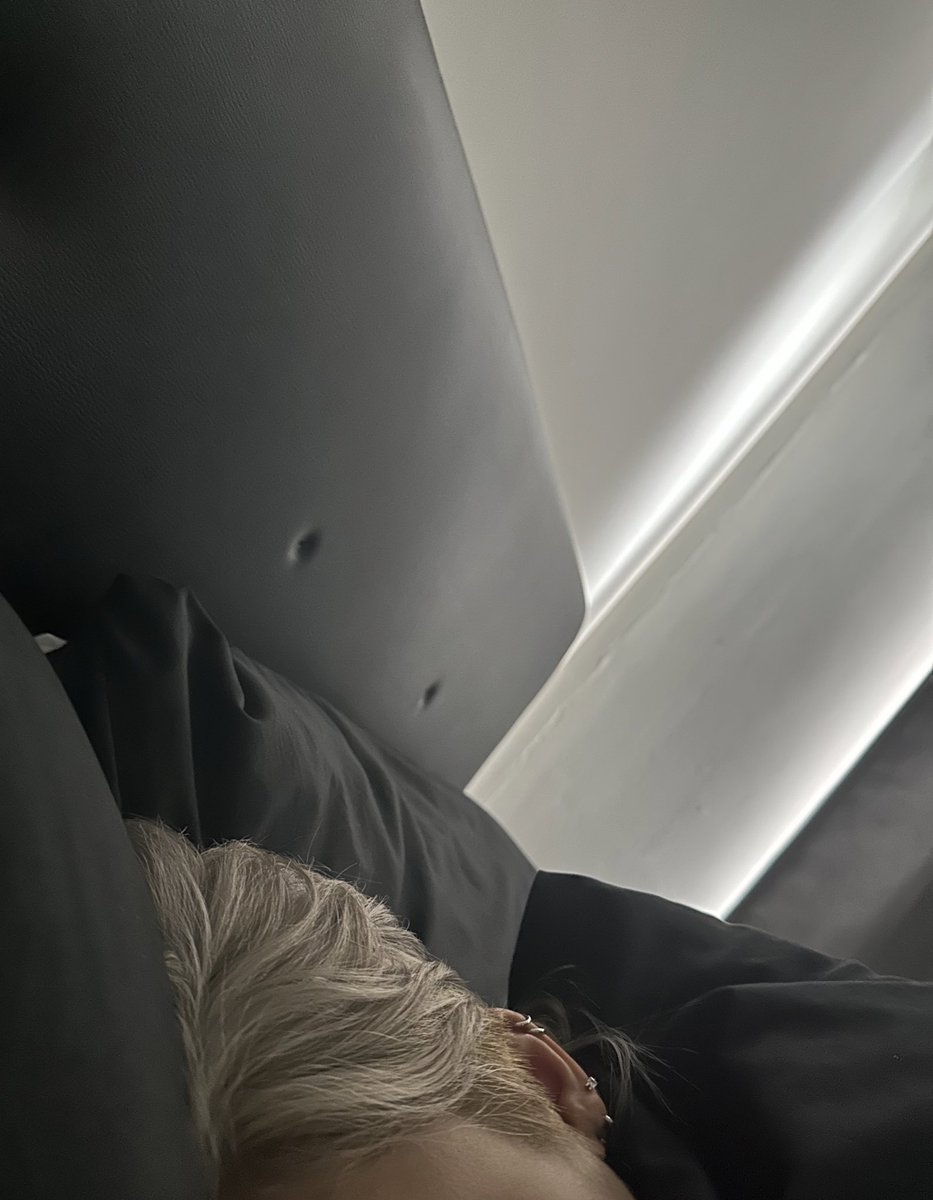 ขณะที่เบียดเรากำลังจะตกเตียงคุณก็นอนอย่างสบายใจ