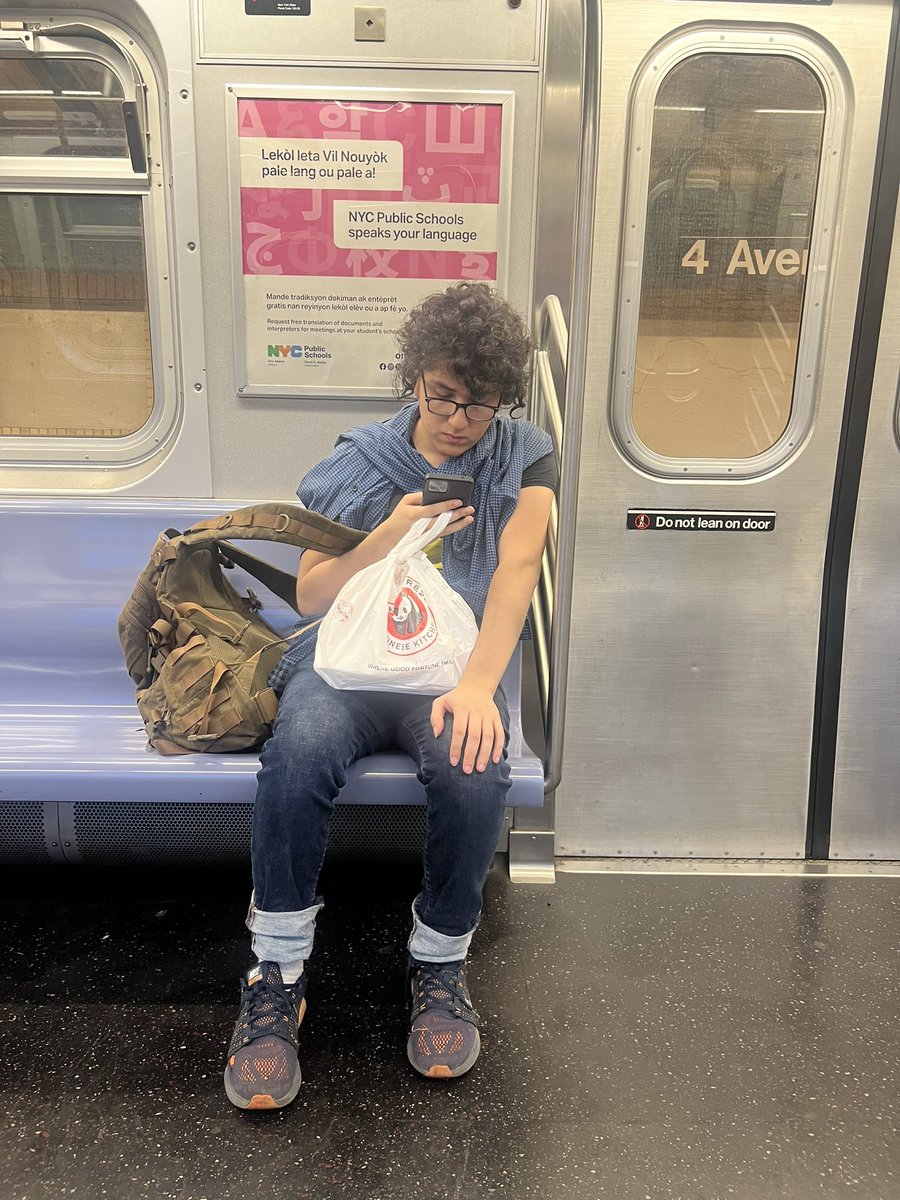 KnowQuest4's tweet image. Spotting this nasty ass throwing garbage out the subway doors onto the platform. #FTrain, #brooklyn @MTA