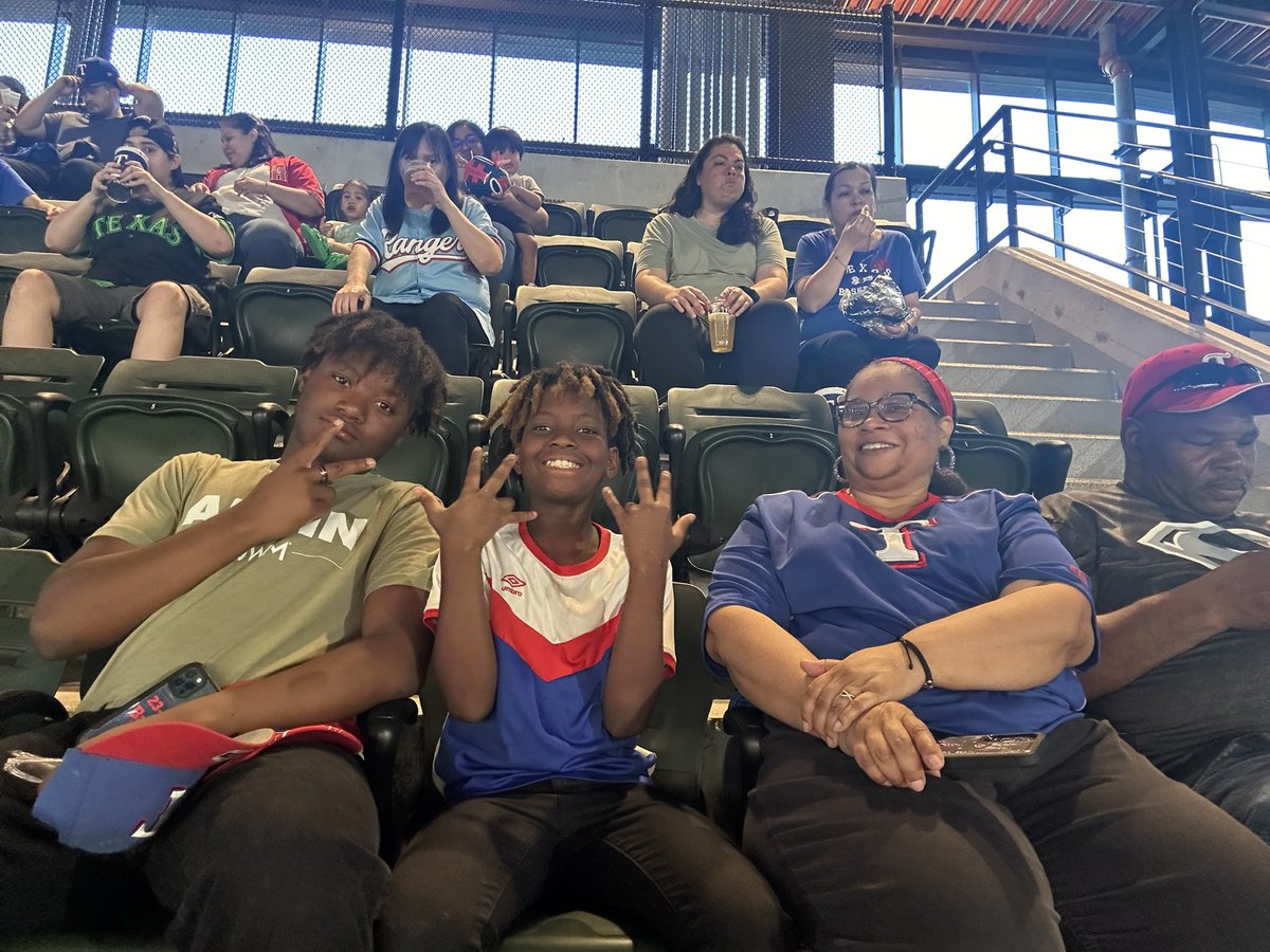 QuintanillaDISD's tweet photo. Quintanilla staff &amp; families night at the Rangers game! Thank you @Rangers for the fun night at the ballpark! @LisaAnnVega1 @Antoninoe9L @djamalia_f @MRamirezDISD #Region1Excellence #GlobeLifeOfTheParty https://t.co/7pxvtkhS2b