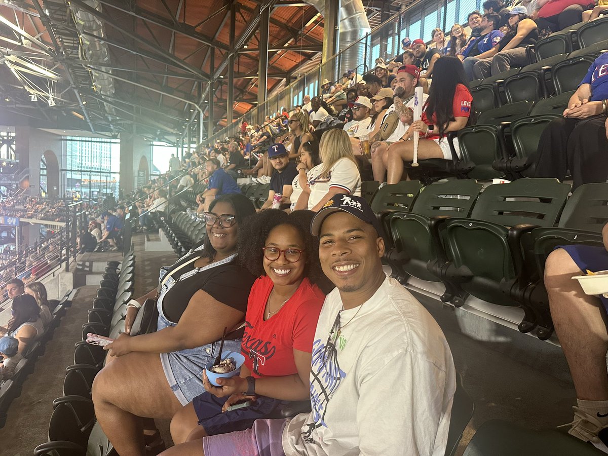 QuintanillaDISD's tweet photo. Quintanilla staff &amp; families night at the Rangers game! Thank you @Rangers for the fun night at the ballpark! @LisaAnnVega1 @Antoninoe9L @djamalia_f @MRamirezDISD #Region1Excellence #GlobeLifeOfTheParty https://t.co/7pxvtkhS2b