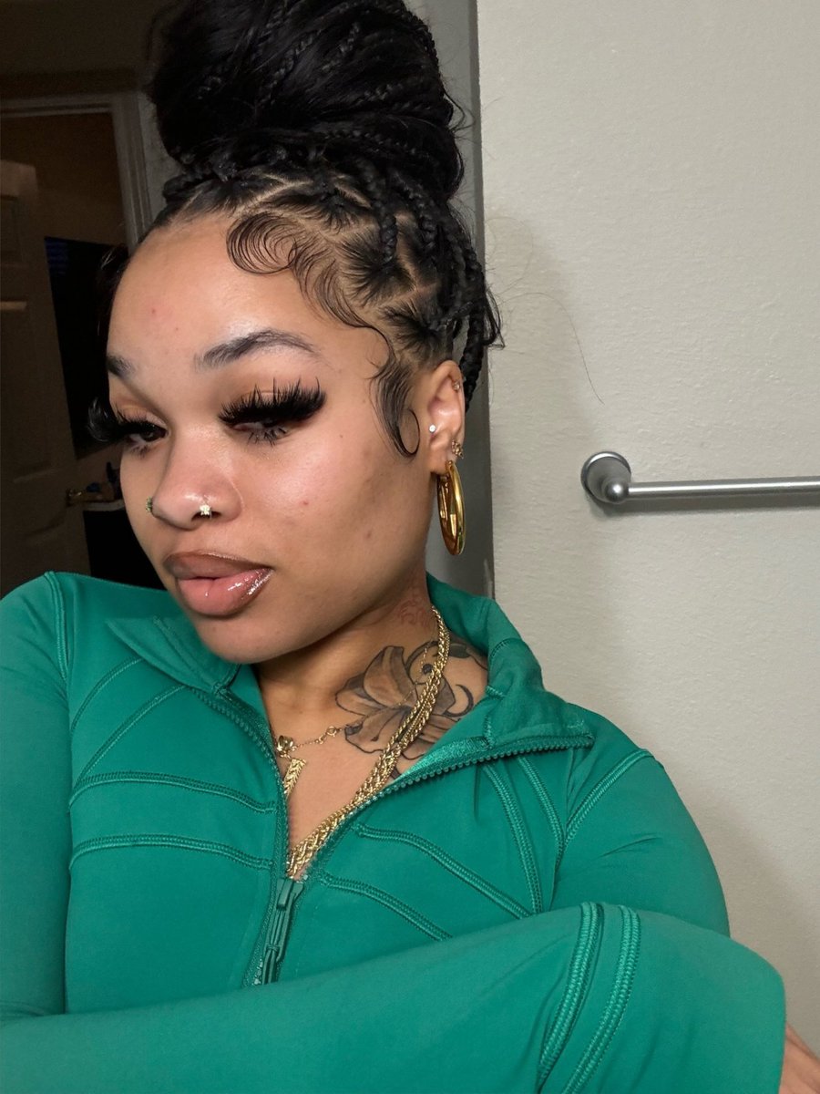 juuiiiccyyy's tweet photo. Obsessed with my hair. And it’s thigh length🥰 https://t.co/GFn8Jyr3Bu