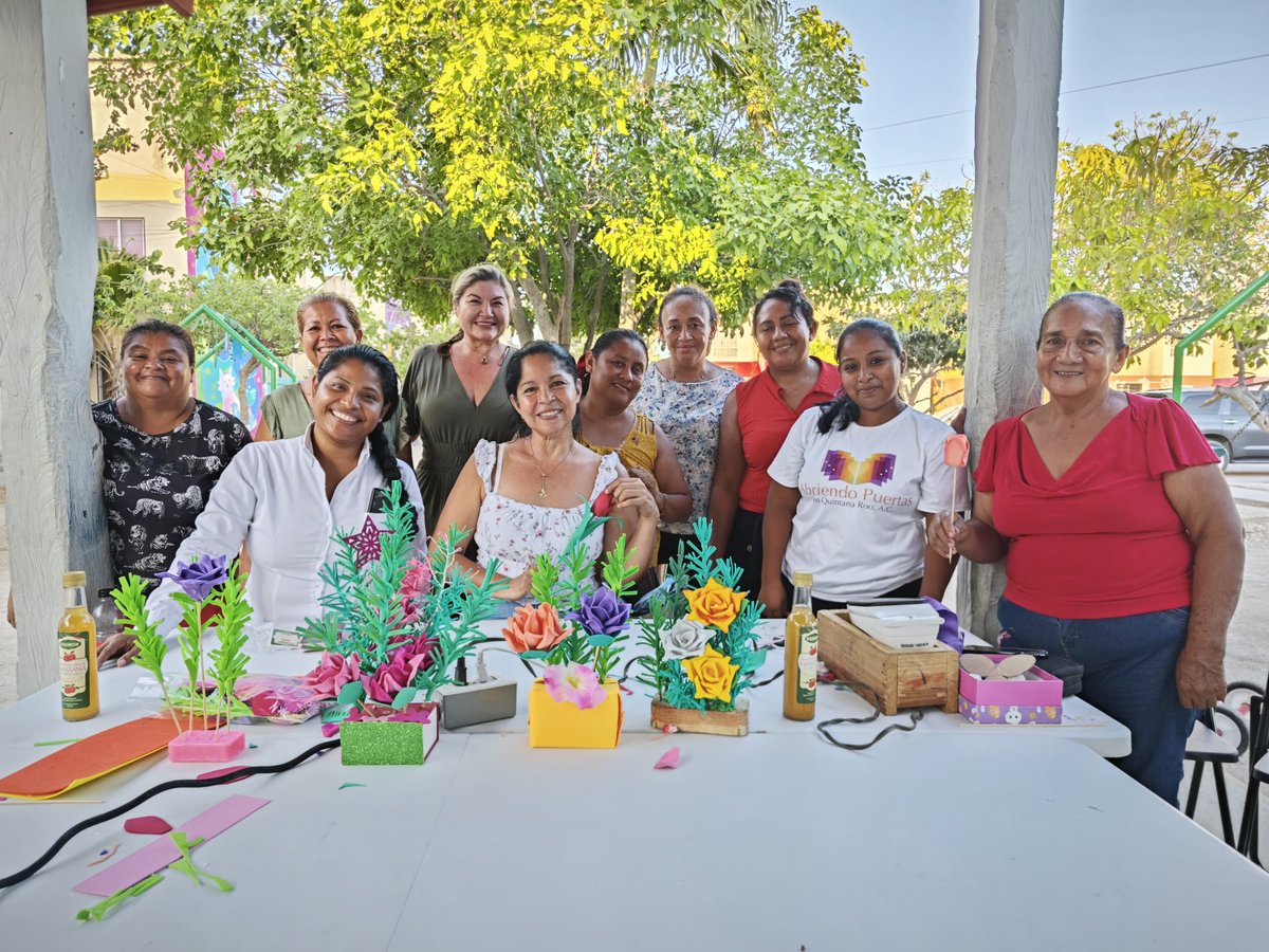 osorio_karime's tweet photo. Trabajando en los talleres que impartimos como Presidenta de Abriendo Puertas en Qroo en Villas Otoch Paraíso . https://t.co/jrBdPfUusi