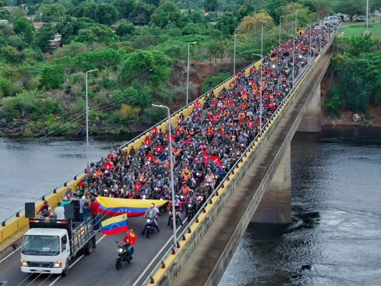 La parroquia Unare se llenó de amor y pueblo con una gran movilización que desbordó las calles de Caroní, todo esto para decirle al imperio de EEUU que Venezuela se respeta. En Cdad. Guayana tenemos nuestro candidato y es el gallo pinto <a href="/NicolasMaduro/">Nicolás Maduro</a> .
<a href="/OviedoPSUV/">Tito Oviedo</a> <a href="/JuventudPSUV/">Juventud PSUV</a>