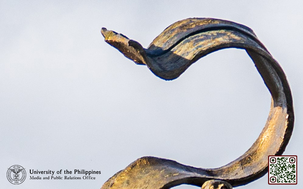 upsystem's tweet photo. It is a symbol of the goal of widening access to UP quality education.
#UPNatingMahal: Tara na’t hulaan natin kung ano ito! Maaaring ipadala ang sagot hanggang 11:59 ng gabi mamaya sa pamamagitan ng QR code na makikita sa larawan. https://t.co/2DAfSGCUTU