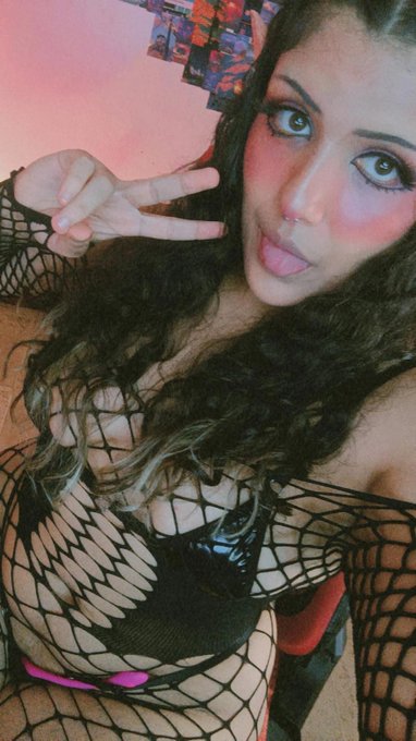 HEY ya tengo mi cuenta de twich para patearles el trasero en lol y que me miren hacerlo ;) SIGUEME si