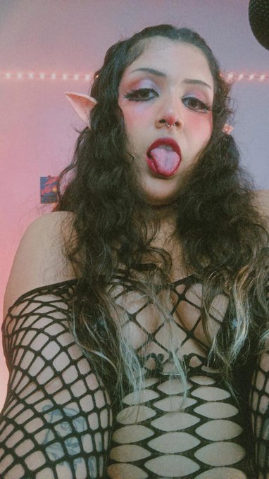 HEY ya tengo mi cuenta de twich para patearles el trasero en lol y que me miren hacerlo ;) SIGUEME si