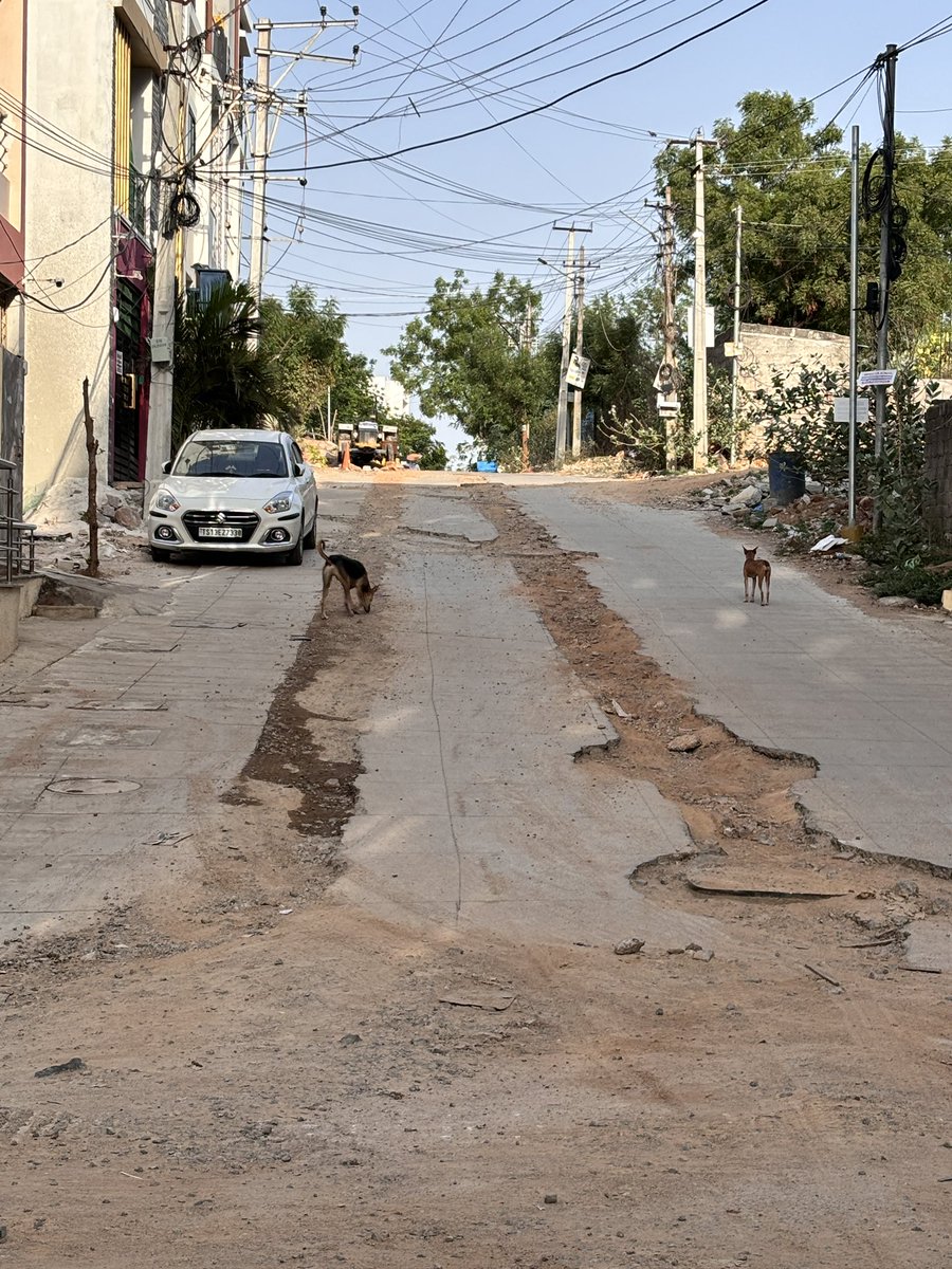 <a href="/ManikondaMc/">MC Manikonda</a> <a href="/GHMCOnline/">GHMC</a> <a href="/EEmanikonda/">EE</a> <a href="/AEMANIKONDA/">Mounika</a> Beautiful road of Dollar hills designed and architecture by manikonda municipality or GHMC? Who is owning this road ? This road was like since years. maps.app.goo.gl/wEHS5eMi8dven9…