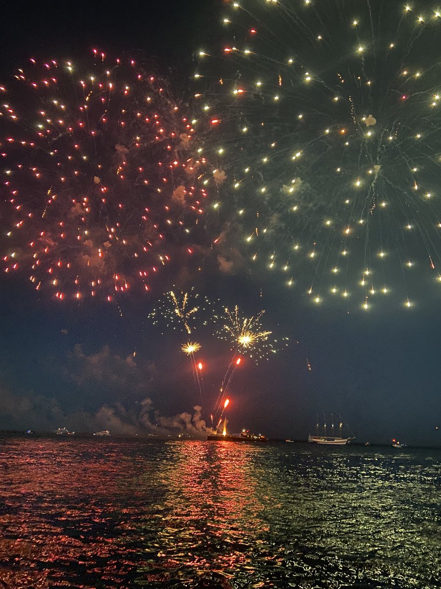 .<a href="/NavyPier/">Navy Pier</a> #fireworks show on the #ChicagoLakefront #Chicago #LakeMichigan #Summertime