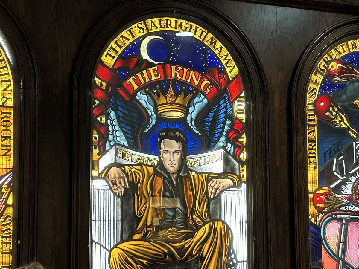 TPak25's tweet image. Day 3 ended at the Hard Rock Cafe DC. I was impressed at the service and quality of our dinner of over 200 people! @mbailey927 I got your 🍪 review. Not a high quality @thegeeklyreader review, but we had a long day, lol.
#YouGoHardRock #ShumateDCTrip2024 #Bus2