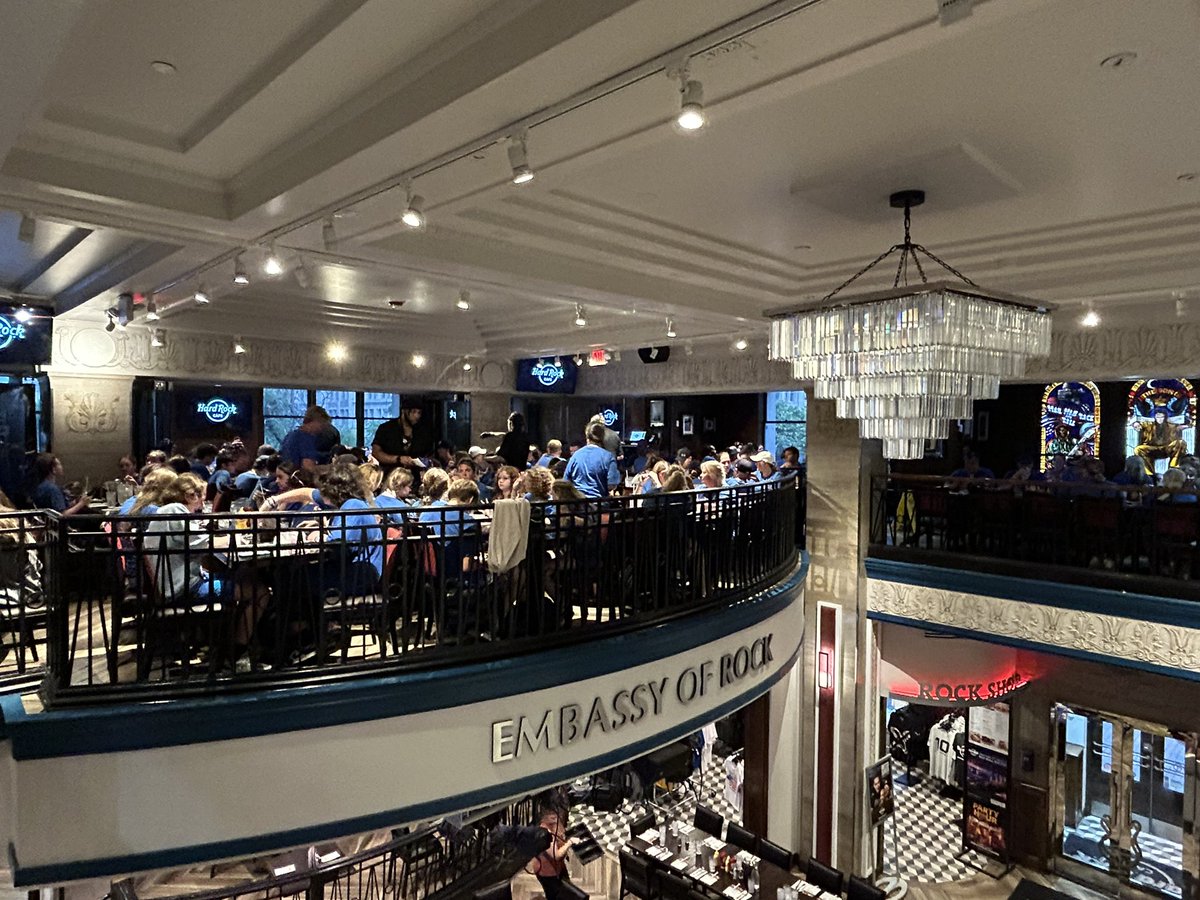 TPak25's tweet image. Day 3 ended at the Hard Rock Cafe DC. I was impressed at the service and quality of our dinner of over 200 people! @mbailey927 I got your 🍪 review. Not a high quality @thegeeklyreader review, but we had a long day, lol.
#YouGoHardRock #ShumateDCTrip2024 #Bus2