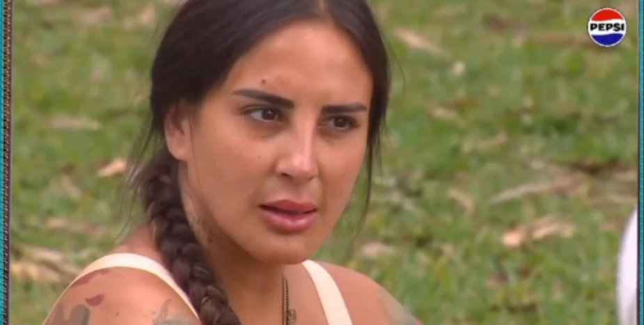 OveejaNegraa's tweet photo. Lo mío con calmado ya es personal wn.! 
Tiene todo lo de la típica bullying que te hace gestos donde te veo de la nada.
Más encima es re envidiosa, la necesidad de querer figurar a través de lo negativo, Azul Maria eres la weona que tuvo el peor desarrollo de todas #GanaroServir https://t.co/De4S3WyiIN