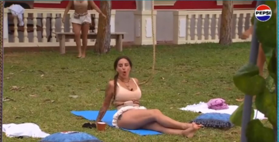 OveejaNegraa's tweet photo. Lo mío con calmado ya es personal wn.! 
Tiene todo lo de la típica bullying que te hace gestos donde te veo de la nada.
Más encima es re envidiosa, la necesidad de querer figurar a través de lo negativo, Azul Maria eres la weona que tuvo el peor desarrollo de todas #GanaroServir https://t.co/De4S3WyiIN