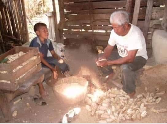 pablocasx1's tweet photo. El "Tata" y su hijo.

Se vale llorar.

Sentado a la entrada del granero, desgranaba mazorcas un campesino.

Hasta ahí́ llegó su pequeño hijo y preguntó:
-        ¿"Tata,” le ayudo?

Sin levantar la vista el papá contestó con preguntas:
- ¿Ya hizo su tarea?

- "Sí, Tata".

- ¿Metió los chivos?
- "Sí, Tata".

- ¿Recogió los huevos?
- “Sí, Tata”, tres canastas…
- ¿Acarreó el agua?

- "Sí, Tata", llené tres baldes…
- ¿Llevó la leña que corté a su mamá?
- "Sí, Tata", dos viajes de burro…

- Está bueno, ándele pues, desgrane.

Sentado y en silencio el niño comenzó́ a desgranar. Casi terminaban y el pequeño preguntó:
- ¿Tata, me da permiso de hablar con usted?
- Claro "Mijo". ¿Para que soy bueno?

El niño le dijo con tristeza:

- "Tata" Es que mi amigo Remigio le regaló a su Tata una camisa linda…
- Mmm, ¿El que no ayuda en nada a sus Tatas?
- "Sí, Tata".
- Mmm, ¿Y luego?
- Mi amigo Jacinto le dio a su Tata un sombrero de piel negra, muy bonito…

- Mmm ¿El que no lleva tareas?
- "Sí, Tata", ese…
- Mmm, ¿Y luego?
- Toribio le regaló asu Tata unos zapatos de piel…
- Mmm, ¿El que lo agarraron robando huevos?
- ¡Sí “Tata” ese!

Y así́ el niño le fue diciendo lo que sus amigos habían comprado a sus papás.

Al final el papá preguntó:
- ¿Y cuál es su preocupación "Mijo"?

- Es que yo estuve juntando para darle un regalo a usted, pero al cruzar por el puente colgante, se me cayó al rio la bolsita con el dinero y pues, no tengo para su regalo…
- ¿Y eso le preocupa "Mijo"?
- "Sí, Tata", porque hoy es el día del Tata y yo quería darle a usted un regalo…

Aquel hombre de manos duras y piel tostada por el sol, se levantó́ el sombrero, rascándose un costado de la cabeza dijo:
- Despreocúpese "mijo", los regalos no hablan, no obedecen, no ayudan.

Se desgastan y se tiran, yo no soy su "Tata" porque me dé un regalo.

¡No!,"Tata" lo soy porque lo tengo a usted.
¿Para qué quiero regalos?
Yo le aseguro que todos esos "Tatas", quisieran tener un hijo así como usted, obediente, respetuoso, cariñoso.
Pero no lo tienen, ¡lo tengo yo y es mío!
Y no lo tengo por un día.

¡Lo tengo por muchos años!
¿Para que quiero regalo de un día, si usted es mi mejor regalo?.

Aquel niño conmovido se acercó́ y lo abrazó. Empezó́ a llorar diciendo:
- “Tata, Tata… Gracias por ser mi Tata"…
- No “Mijito”, Gracias a usted por ser "Mijo"...