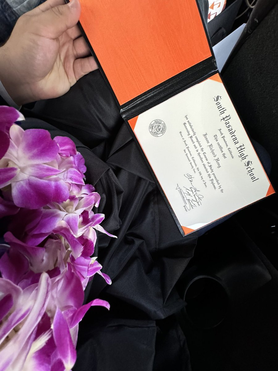 Jasonhong_22's tweet photo. Officially a High School Grad! https://t.co/zf4wwF0b4G