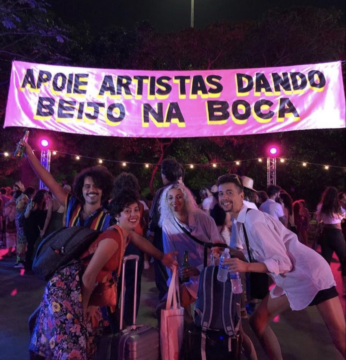 __andrevictor's tweet photo. É divertido ver o que a gente cria ecoando no mundo. O coletivo #Joyces fez essa faixa em 2022 para a Grandiosa Festa Junina do Solar do Abacaxis no MAM-RJ. ❤️ https://t.co/tCttNffW9l