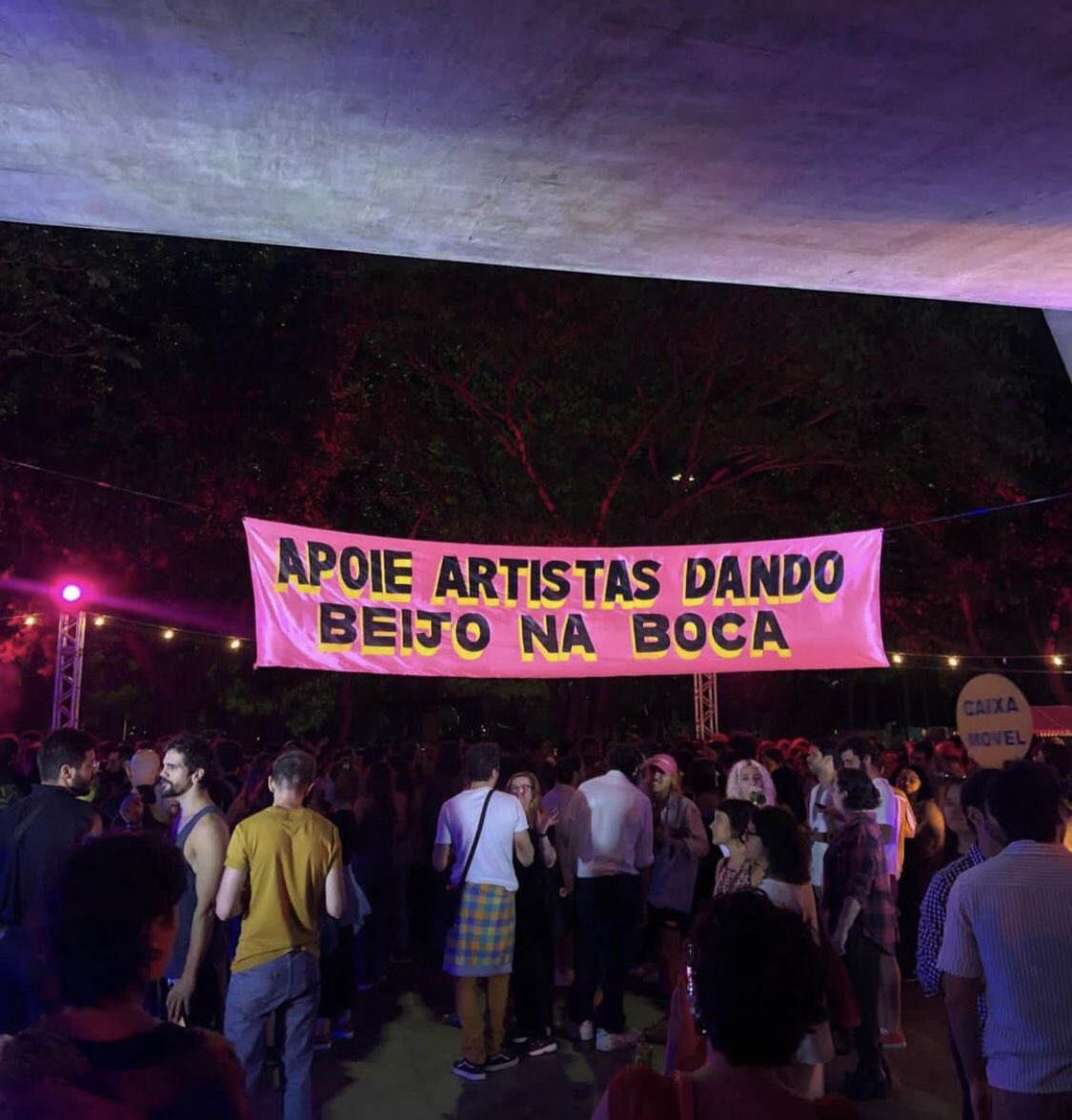 __andrevictor's tweet photo. É divertido ver o que a gente cria ecoando no mundo. O coletivo #Joyces fez essa faixa em 2022 para a Grandiosa Festa Junina do Solar do Abacaxis no MAM-RJ. ❤️ https://t.co/tCttNffW9l