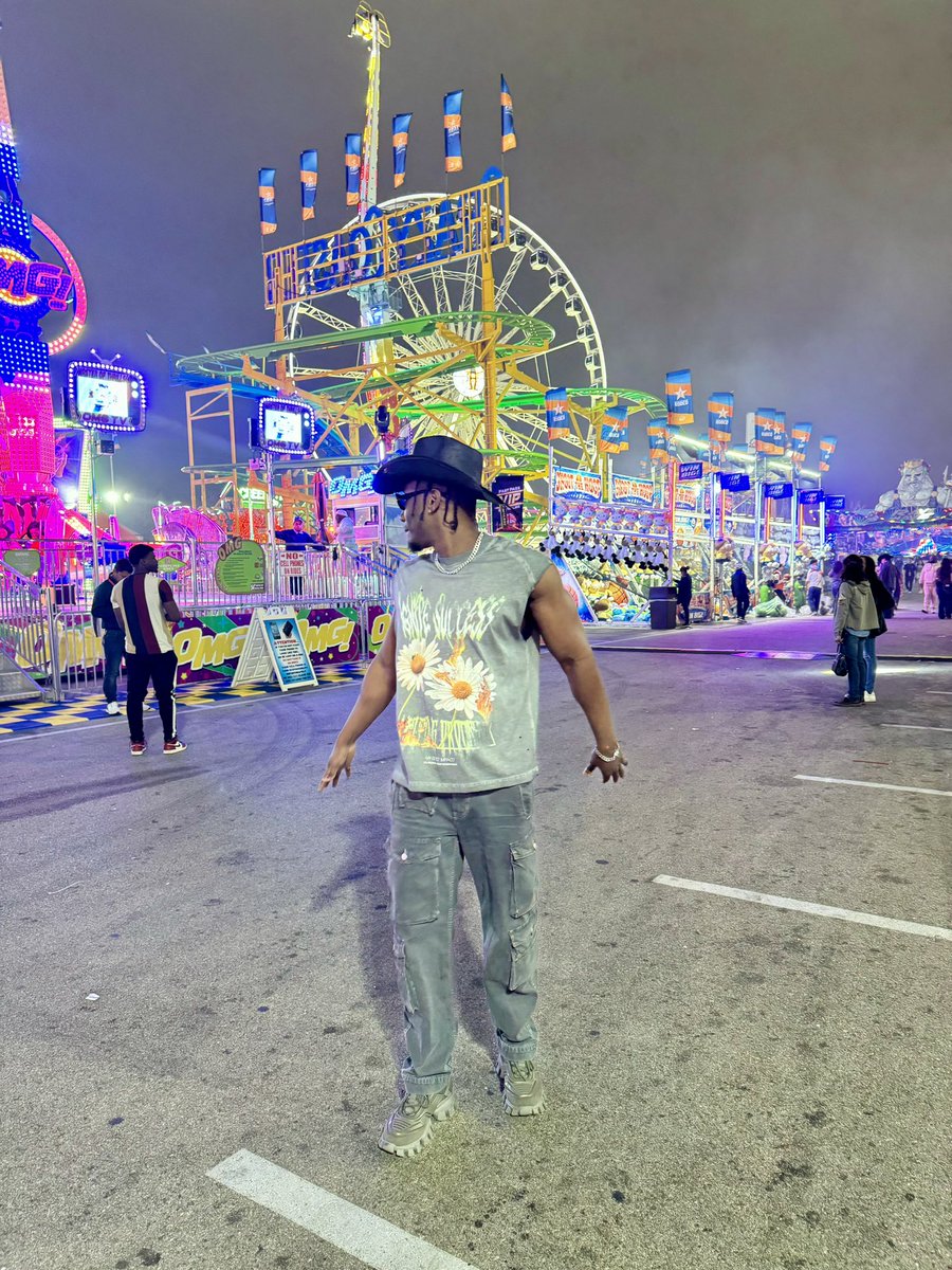 BaffourHD's tweet photo. How long you gotta be in Texas to be a cowboy🤔 #houstonrodeo https://t.co/OfYvLiQVcg