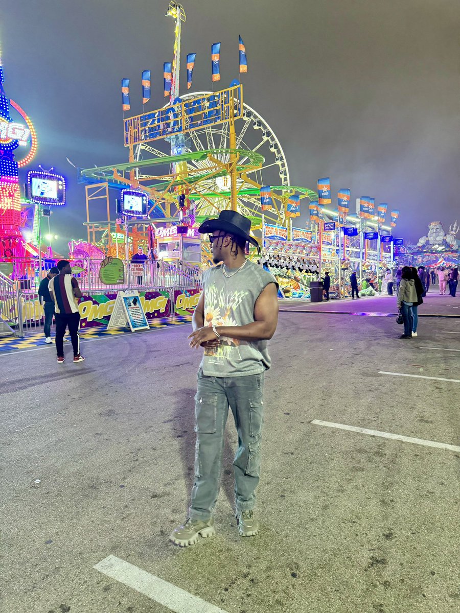BaffourHD's tweet photo. How long you gotta be in Texas to be a cowboy🤔 #houstonrodeo https://t.co/OfYvLiQVcg