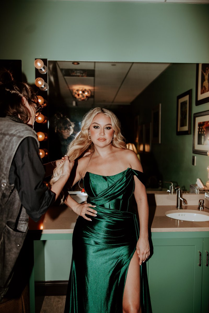 _alexandrakay's tweet photo. Kicking of CMA Fest at the Grand Ole @opry https://t.co/dO1ftEbM8t