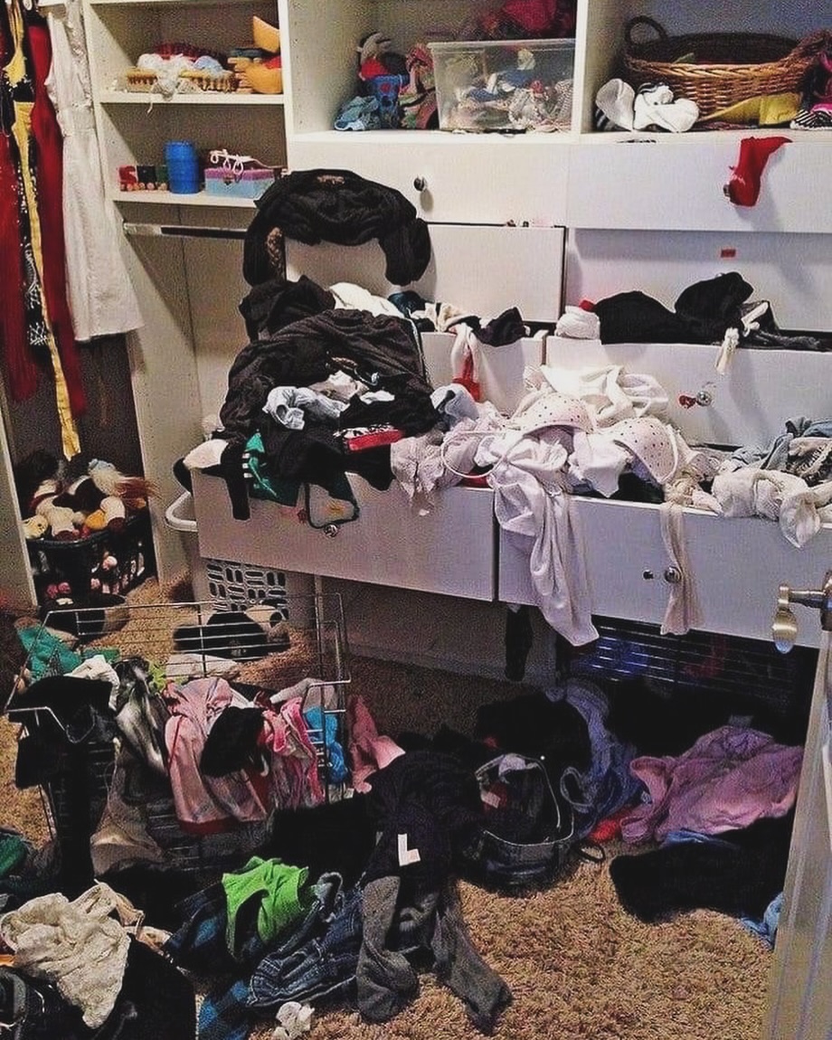 pablocasx1's tweet photo. LAS TOXINAS DE LA CASA SON:

1. Objetos que ya no utilizas.
2. Ropa que no te gusta o no utilizas hace tiempo. Ropa interior rota.
3. Cosas rotas.
4. Viejos papeles, cartas y notas.
5. Plantas muertas o enfermas.
6. Recibos y revistas viejos.
9. Zapatos estropeados.
7. Cachivaches de todo tipo que llaman al pasado.
8. Si tienes hijos, juguetes que no se usan, que no funcionan o rotos.

CON EL DESAPEGO:

1. La salud mejora.
2. La creatividad crece.
3. Las relaciones mejoran.
4. Hay mayor capacidad de raciocinio.
5. Mejora el humor.

PREGUNTAS QUE AYUDAN EL DESAPEGO:

- ¿Por qué estoy guardando eso?
- ¿Será que tiene que ver conmigo hoy?
- ¿Qué sentiré al liberar eso?

Separa y clasifica:

1. Para donar.
2. Para tirar.
3. Para vender.

LA LIMPIEZA DE ADENTRO SE REFLEJA POR FUERA.

1. Evita ruidos extremos.
2. Menos luces fuertes.
3. Menos colores saturados.
4. Menos olores químicos.
5. Menos recuerdos tristes.
6. Termina proyectos inconclusos.
7. Cultiva energía positiva en tu casa.

Haz una limpieza general y utiliza cajas para organización. Empieza por cajones y armarios y concluye cada habitación, haz todo a tu ritmo...

a) Basura.
b) Arreglos.
c) Reciclaje.
d) En duda.
e) Regalos.
f) Donación.
g) Vender.

Mientras ORDENES, observa lo que cambia en ti.

A medida en que limpiamos nuestra casa física, también colocamos orden a nuestra mente y corazón.

Practica el desapego con cosas materiales que solo llenan tu espacio y verás como poco a poco vas a poder hacer lo mismo con situaciones más trascendentales. Visita tu psicoterapeuta y habla de esto.