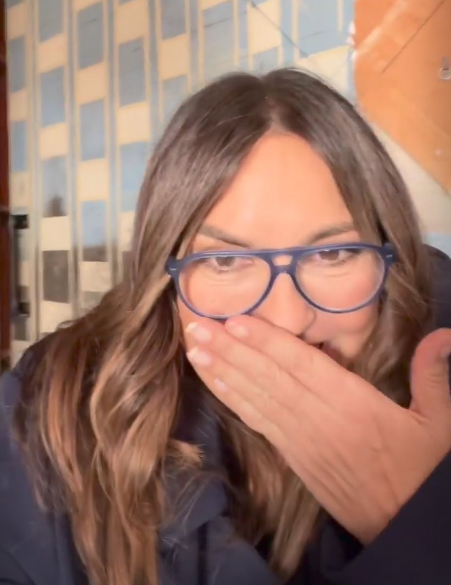 ritagayworths's tweet photo. remember when tia leonetti showed up at elliot’s door for a booty call and instead he got drunk and told her he was in love with olivia and slept on the couch https://t.co/4NOAVC5qUj