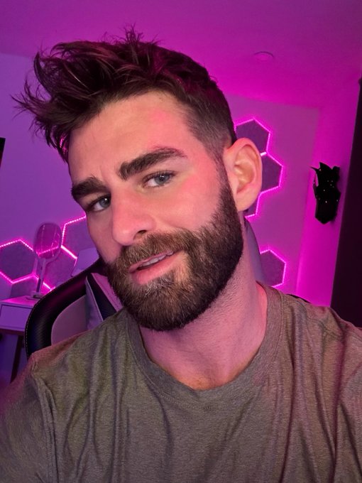 New haircut 💇&zwj;♀️ hope you&rsquo;re having a great week so far! 😘 https://t.co/ABYkB3533V